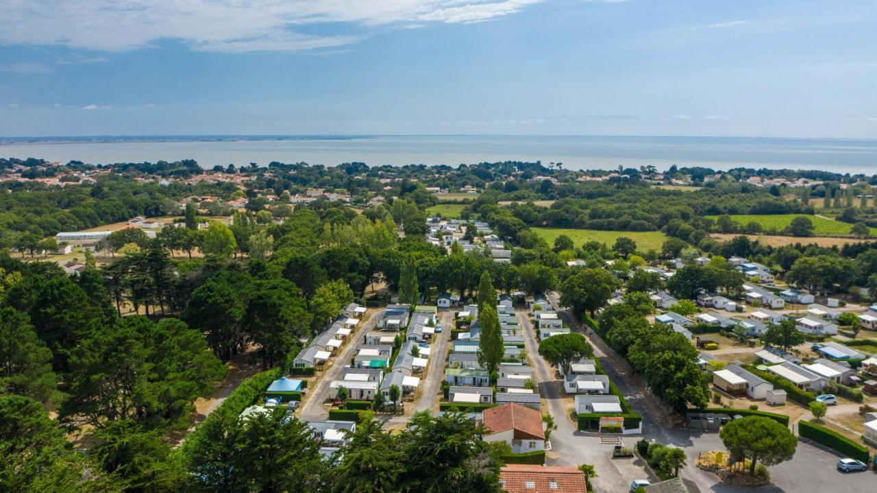 Camping Les Brillas Les Moutiers Екстериор снимка