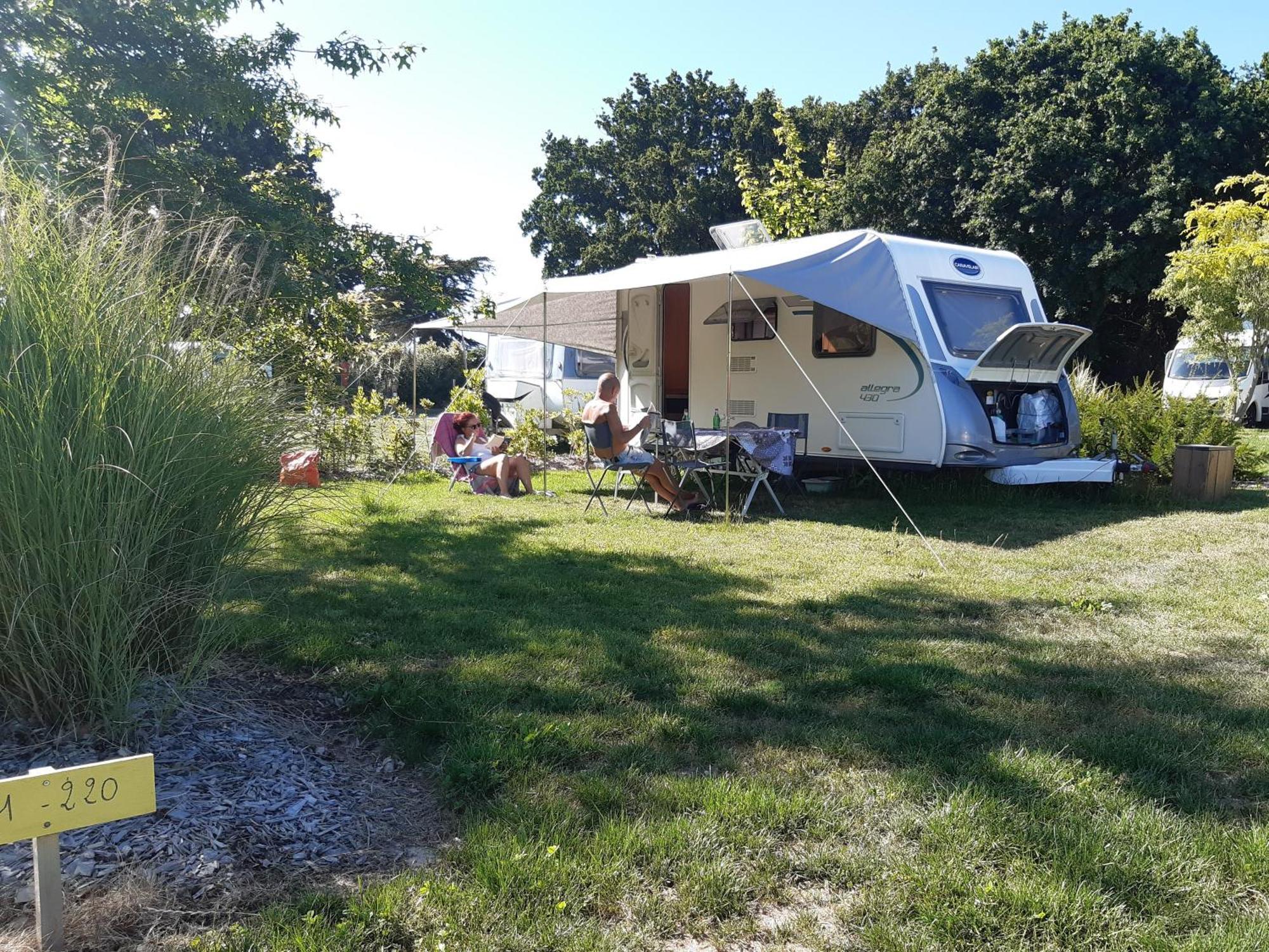 Camping Les Brillas Les Moutiers Екстериор снимка
