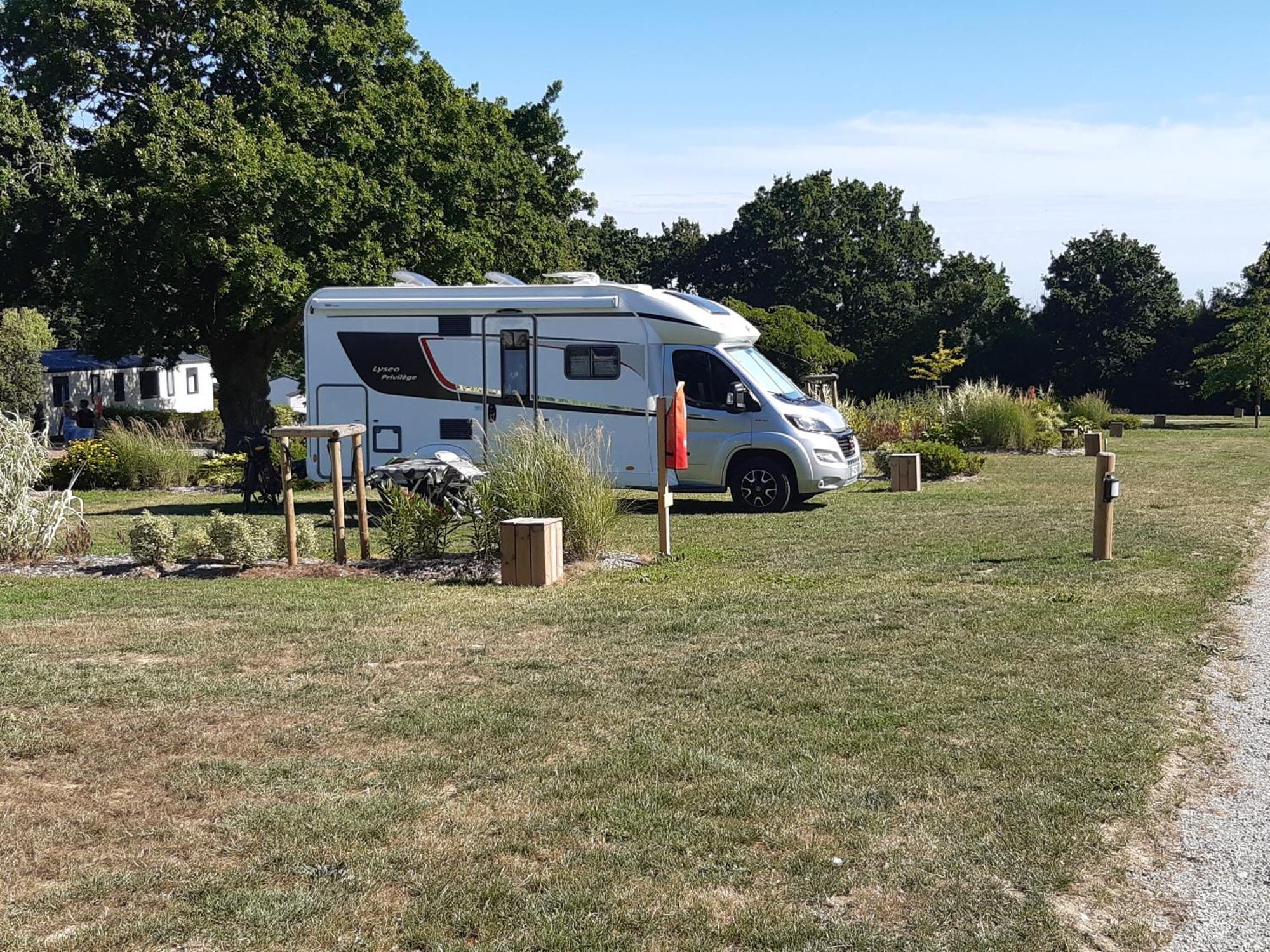 Camping Les Brillas Les Moutiers Екстериор снимка
